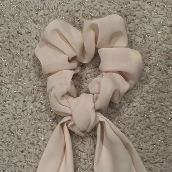 Free People Bow Scrunchy Ivory - Picture 2 of 2